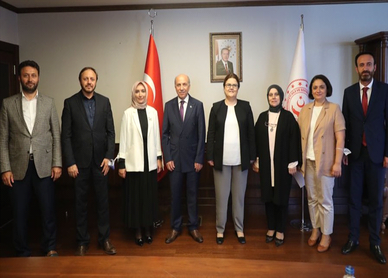 AİLE VE SOSYAL HİZMETLER BAKANI ZİYARET EDİLDİ