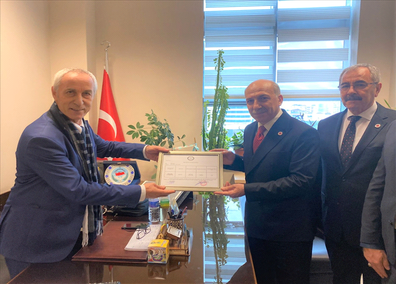 YENİDEN BAROMUZUN BAŞKANI SEÇİLEN AV. YASİN ŞAMLI MAZBATASINI TESLİM ALDI